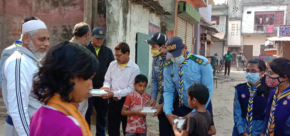 Distribution of cooked food among the needy on World Love Day at the initiative of Three Star Open Scout Group