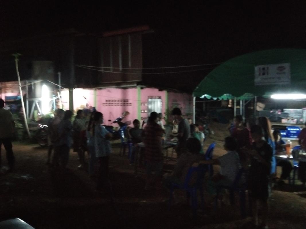 ให้คนในหมู่บ้านมาร่วมจับฉลากฟรี