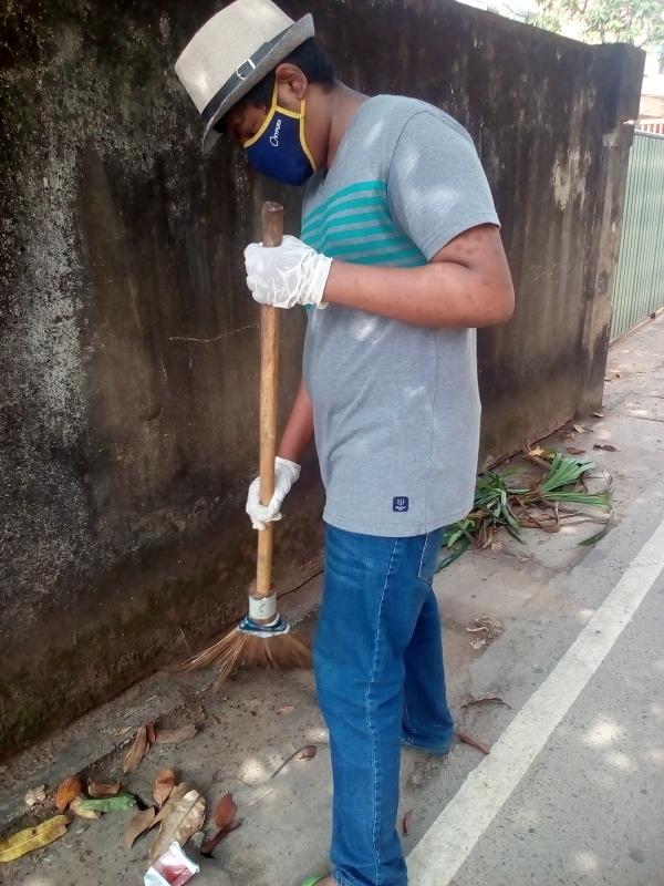 Cleaning the roads of colamba  thanthree Mawatha. 