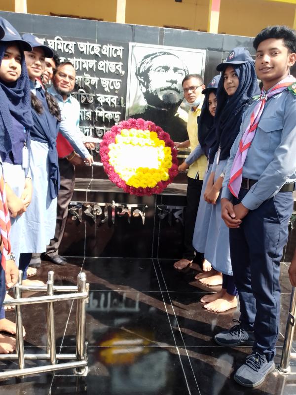 বঙ্গবন্ধু শেখ মুজিবুর রহমান এর ১০১ তম জন্মদিন ও জাতীয় শিশু দিবস উপলক্ষে চরফ্যাশন সরকারি কলেজ রোভার স্কাউট গ্রুপ এর পক্ষ থেকে বঙ্গবন্ধু স্মৃতিস্তম্ভতে শ্রদ্ধাঞ্জলি প্রদান করা হয়।