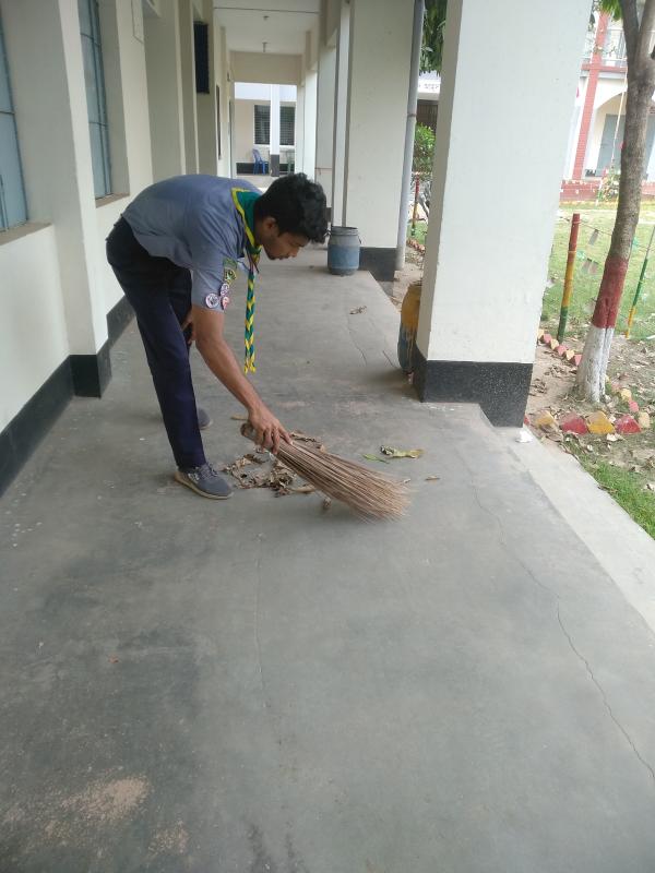 বিদ্যালয় প্রাঙ্গণ পরিষ্কার পরিছন্নতা।