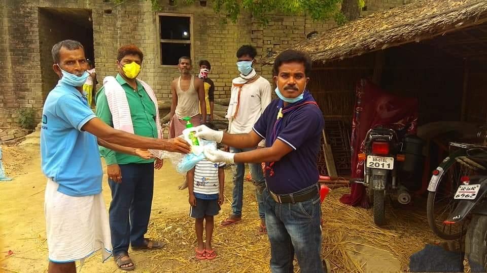 कोविड-19 से बचाव के लिए जागरूकता अभियान तथा मास्क, हैण्ड ग्लव्स, हैण्ड वाश, साबुन एवं सैनिटाइजर का निःशुल्क वितरण भारत स्काउट गाइड वैशाली के जिला सलाहकार प्रमोद कुमार सहनी करते हुए।