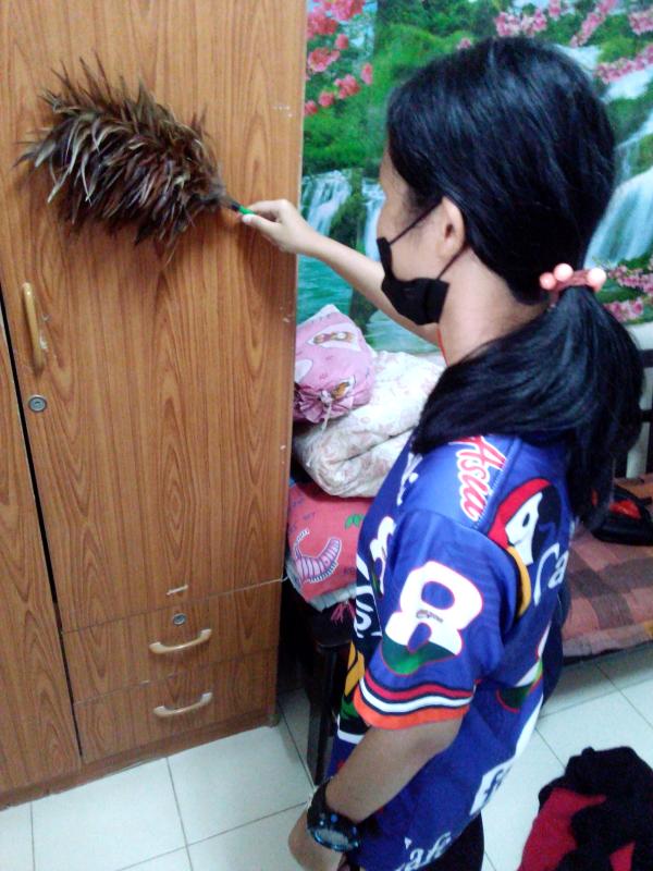 ปัดฝุ่นบนตู้เสื้อผ้า