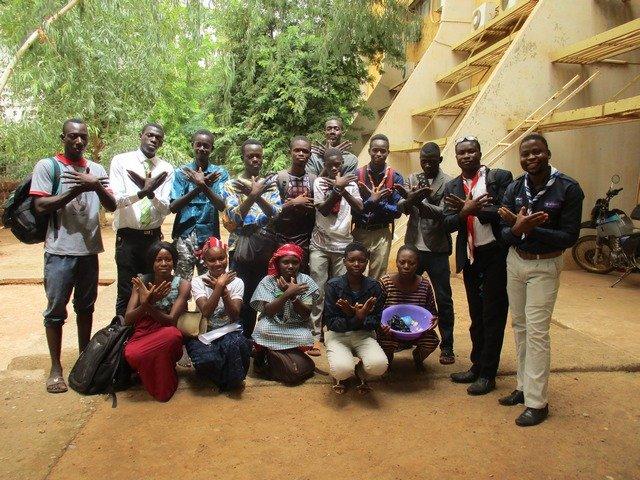 SOLIDAIRE AVEC LES RÉFUGIÉS  