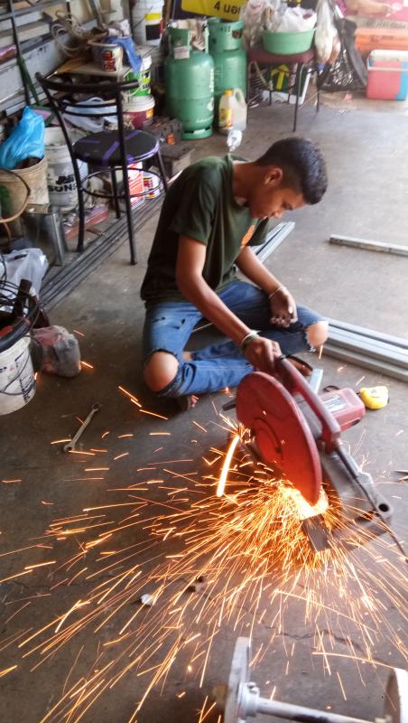 ทำงานช่วยพ่อ