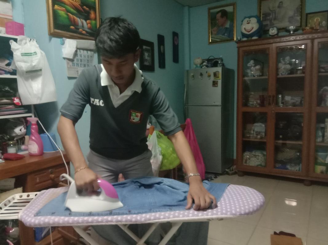 ช่วยแม่รีดผ้า
