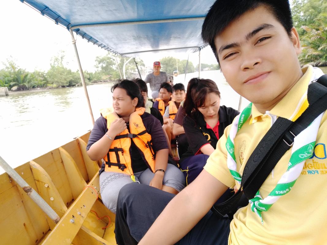 พานักเรียนนั่งเรือำปปลูกป่าชายเลน