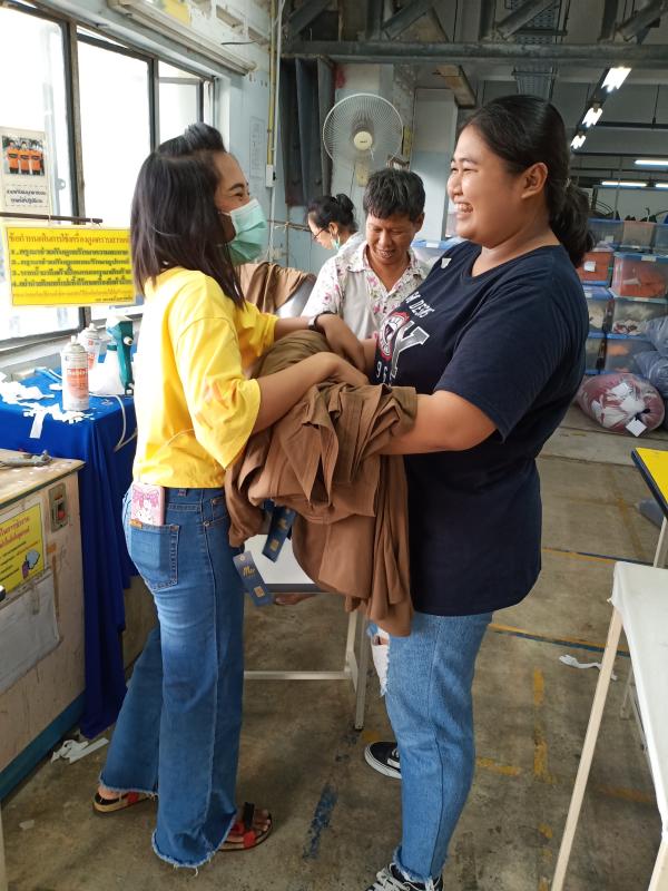 จิตอาสาช่วยพี่ที่ทำงานเก็บผ้า