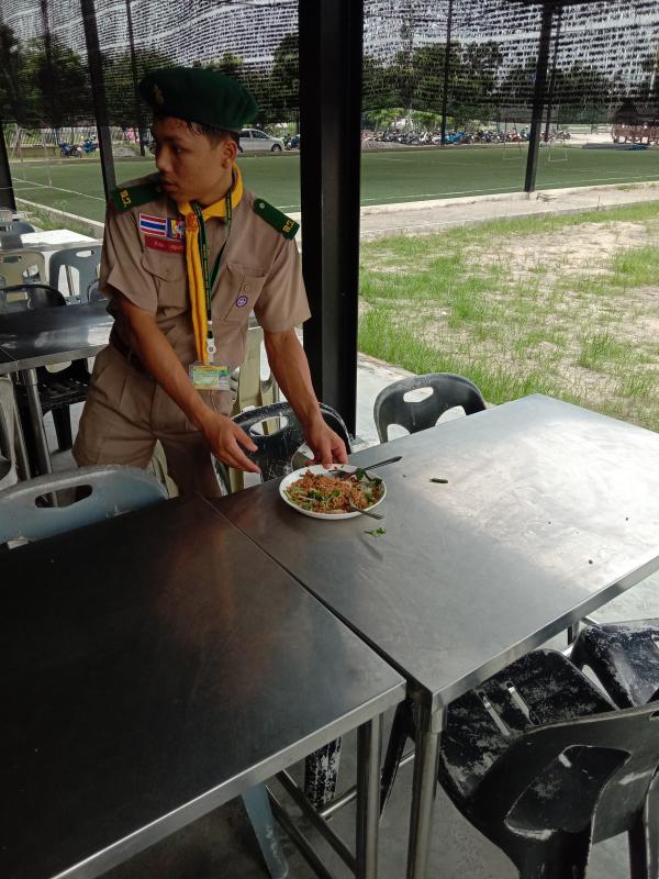 จิตอาสาช่วยจัดเก้าอี้จ้านข้าวคนกินไม่เก็บในโรงอาหารที่โรงเรียน