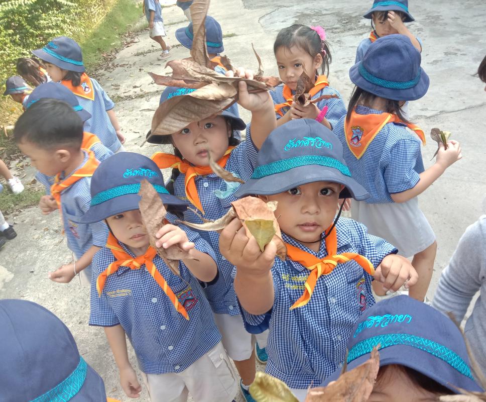 ลูกเสือบีเวอร์ทำความสะอาดเก็บเศษใบไม้
