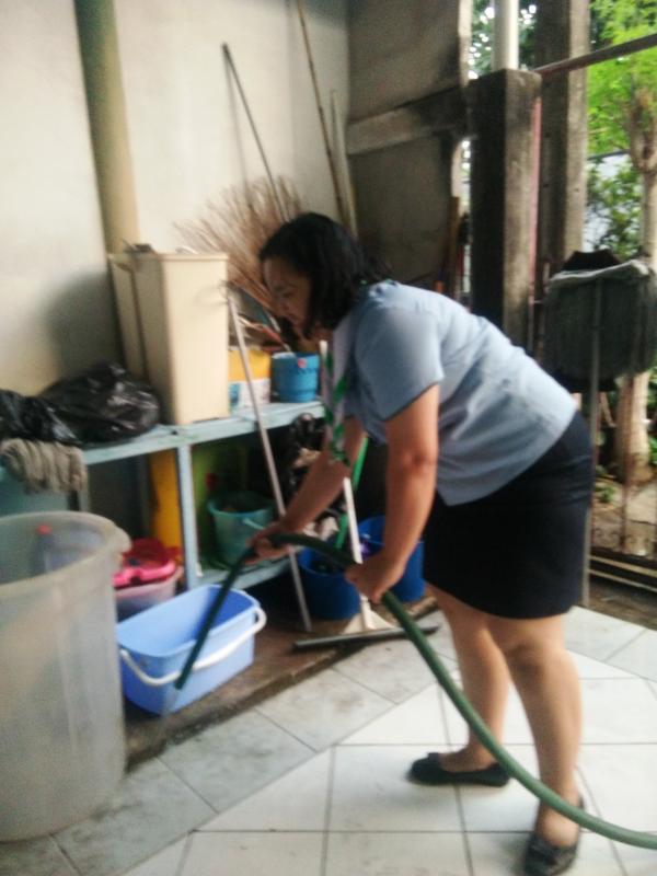 จิตอาสาช่วยล้างท่อระบายน้ำในร.ร