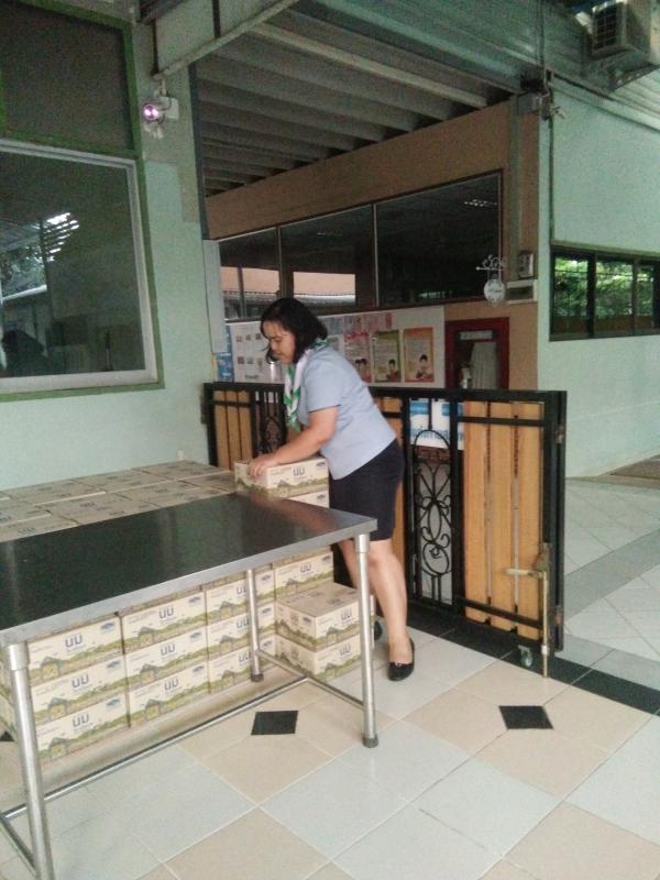 จิตอาสาช่วยจัดเก็บนมโรงเรียน