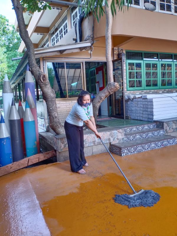 จิตอาสาทำความสะอาดลานฟ้าขาว