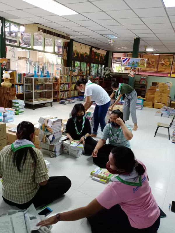 จิตอาสา ช่วยคัดเเยกหนังสือเเละจัดเก็บหนังสือให้เป็นระเบียบ