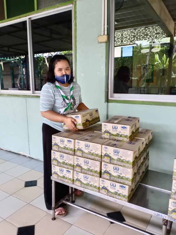 จิตอาสายกนมโรงเรียนให้นักเรียนที่มารับนมช่วงปิดภาคเรียน