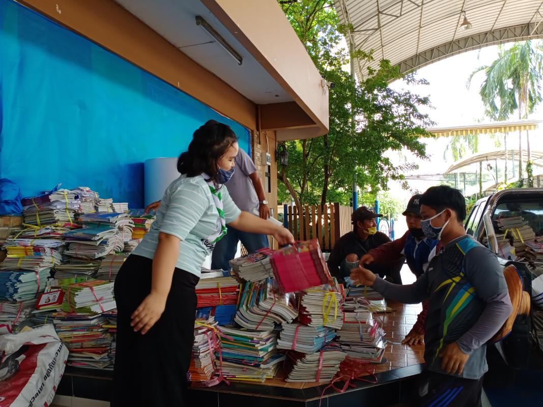 จิตอาสาช่วยเก็บหนังสือ