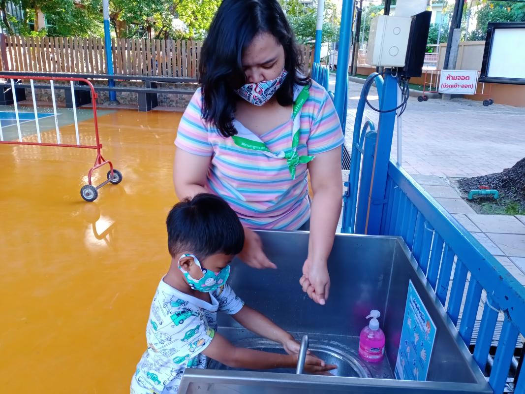 จิตอาสาสอนวิธีล้างมือที่ถูกต้อง