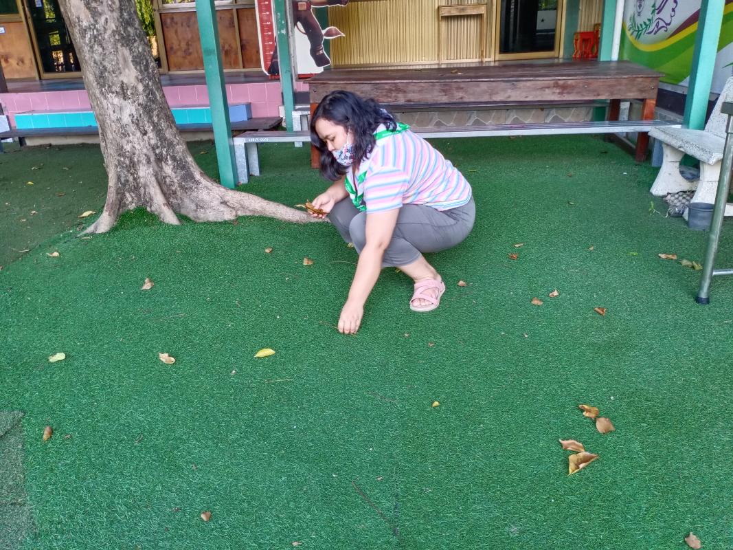 จิตอาสาเก็บเศษใบไม้บริเวรสนามเด็กเล่น