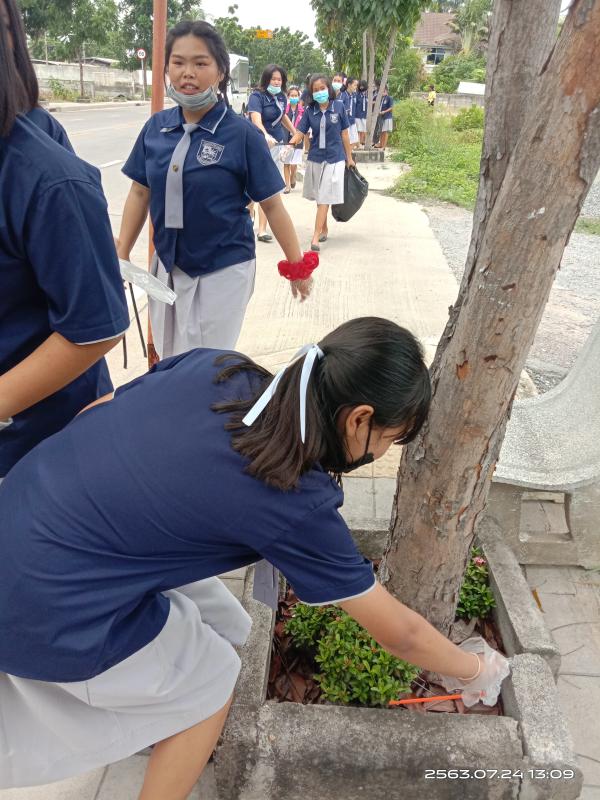 จิตอาสาเก็บขยะริมถนน