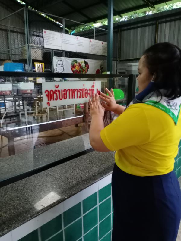 จิตอาสาติดสติ๊กเกอร์ ในโรงอาหาร