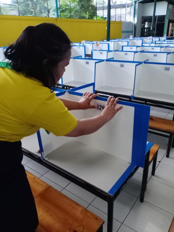 จิตอาสาทำที่นั่งโรงอาหาร