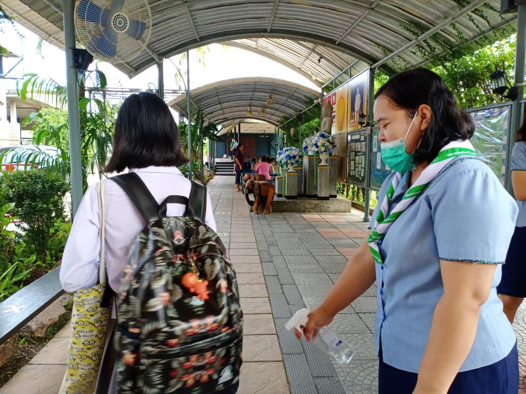 จิตอาสาฉีดสเปร์ยนักเรียนก่อนเข้า โรงเรียน