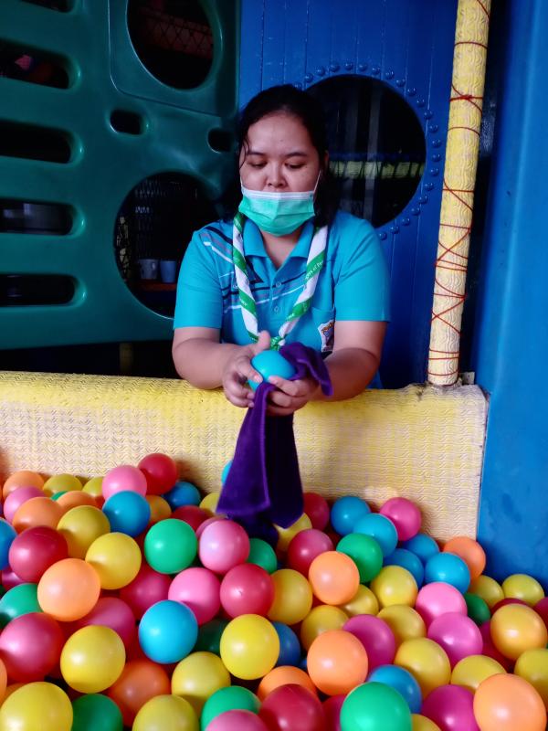 จิตอาสาทำความสะอาดบ่อบอล