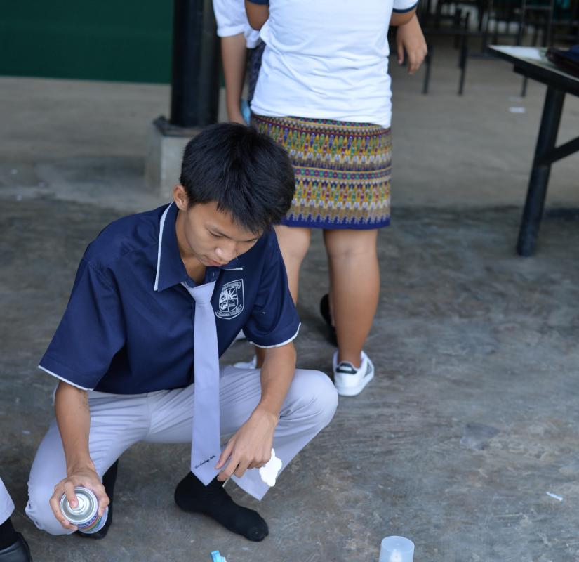 ช่วยเพื่อทำชุดประกวด