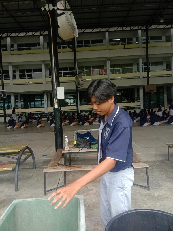 จิตอาสาเก็บขยะในโรงเรียน