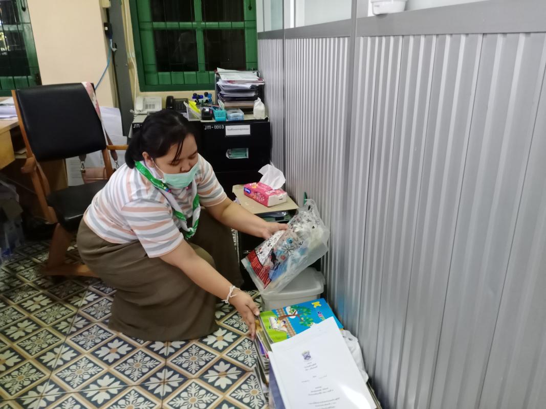 จิตอาสา จัดเรียงเอกสารในห้องทำงาน