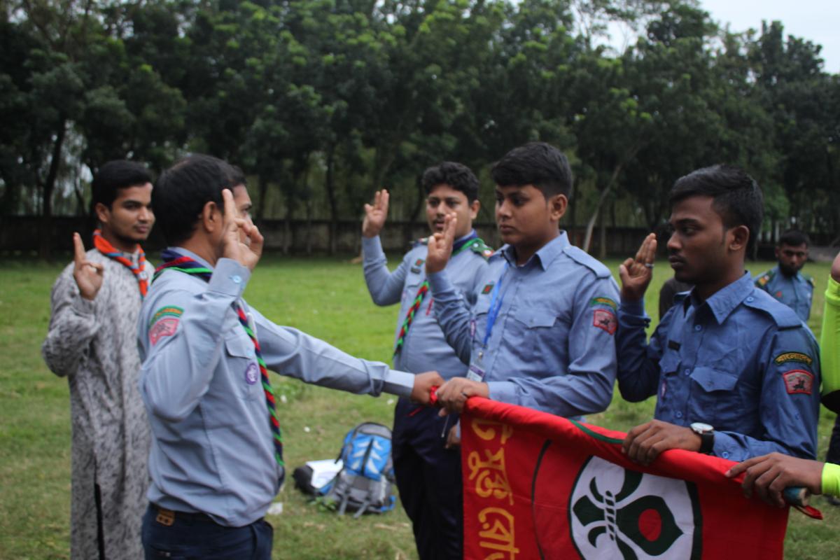 রোভার সহচরকে দীক্ষা প্রদান