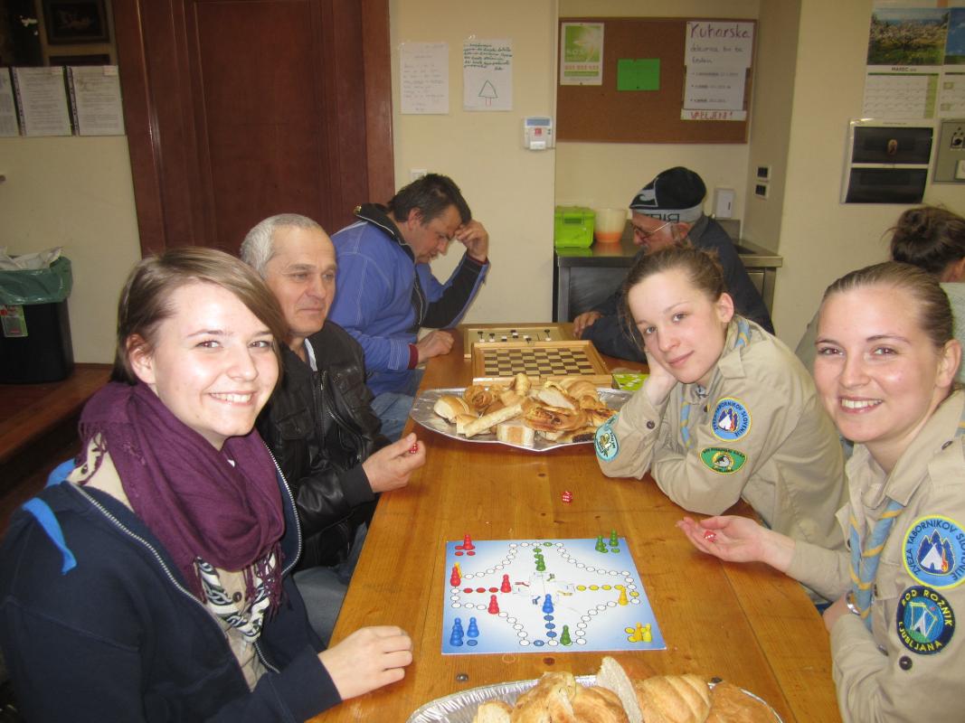 Slovenian scouts helping out the homeless