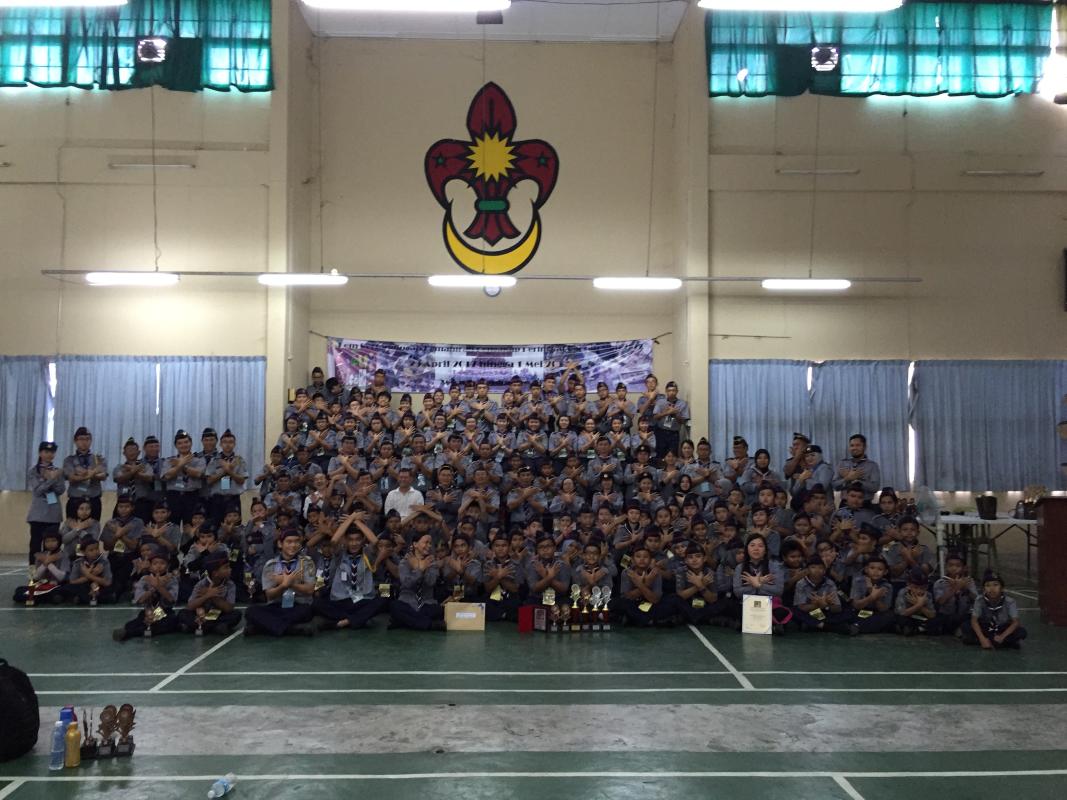 Gambar beramai - ramai untuk aktiviti pertandingan kemahiran pengakap peringkat daerah sibu 2017