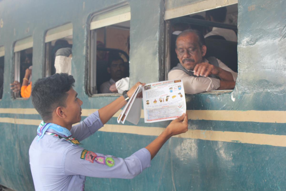 জেলা রোভার থেকে করোনা লিফলেট বিতারণ 