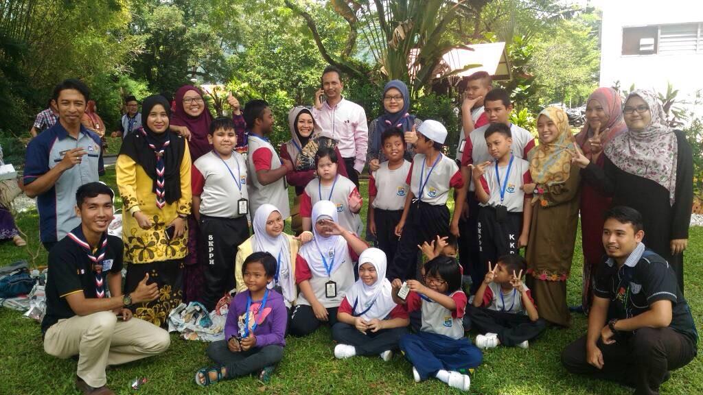 Fasilitator bersama Pelajar Pendidikan Khas SK Pasukan Polis Hutan 