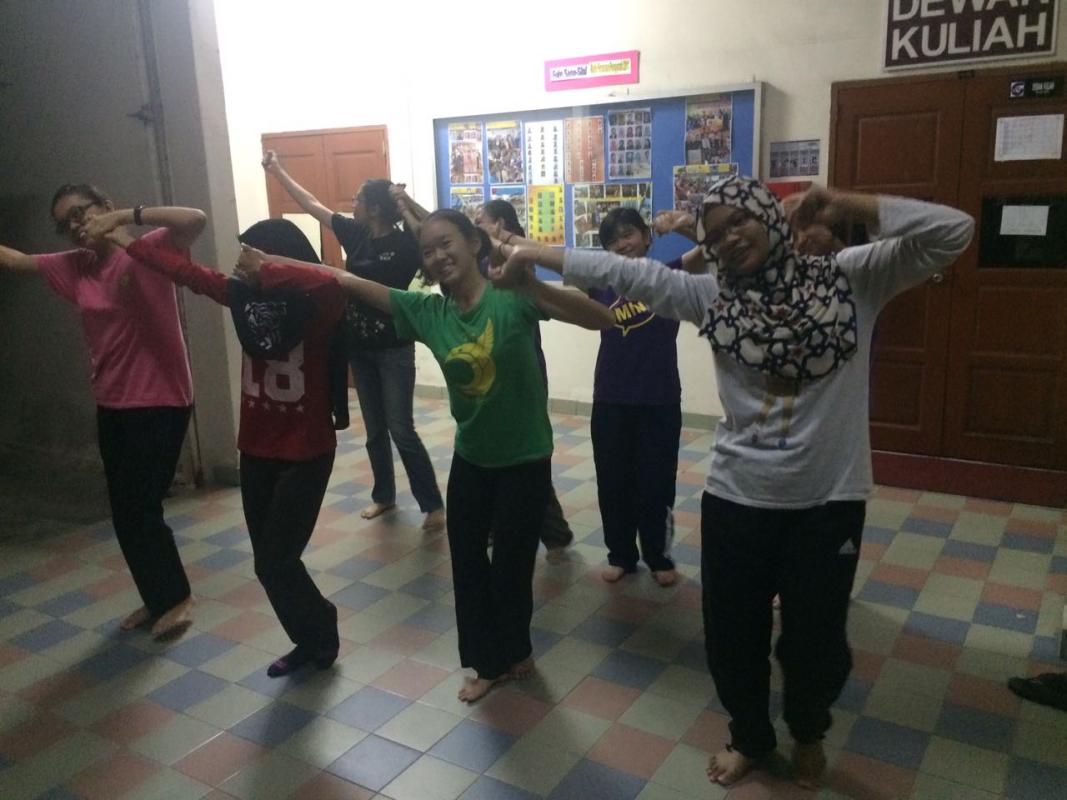 Melatih Tarian Mop