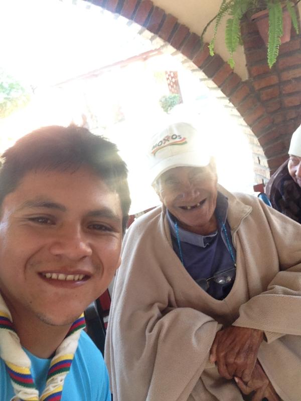 DANDO A LA FELICIDAD A LAS PERSONAS DE LA TERCERA EDAD