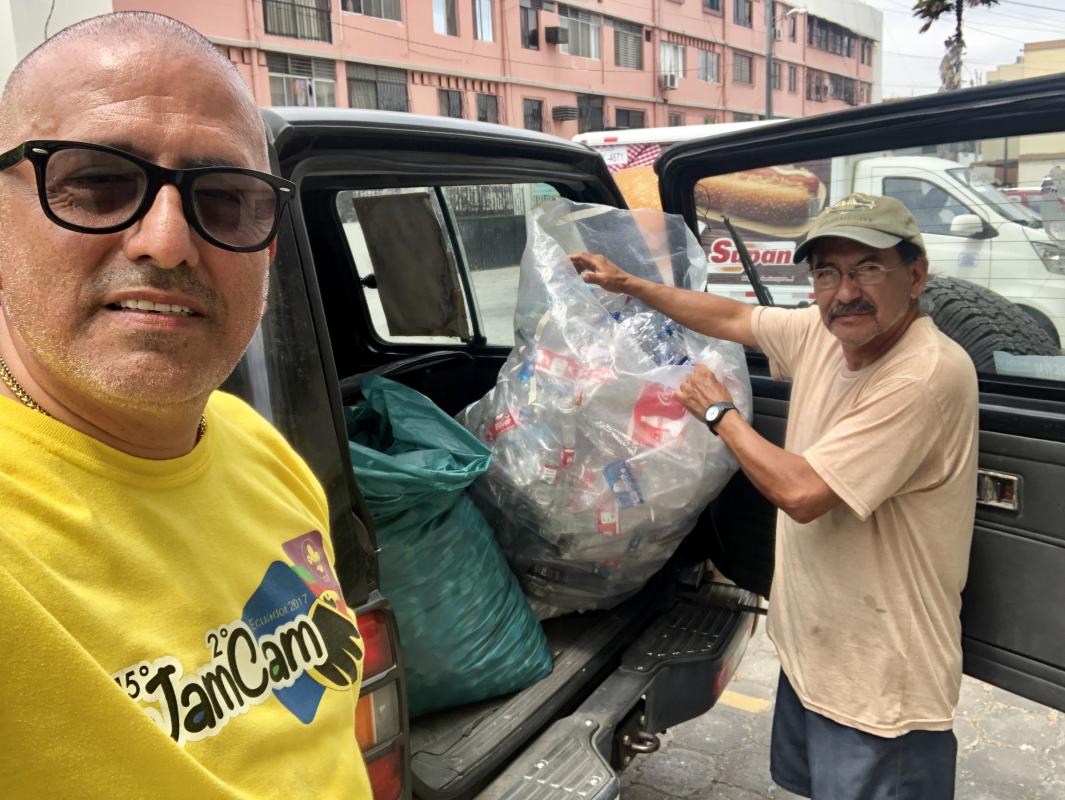 Con el reciclaje de las botellas plásticas puedo ayudar al planeta tierra a vivir mejor cada día y también ayudar a un padre de familia y a un chambero