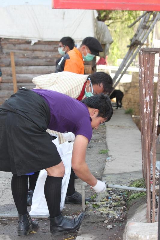 cleaning camping by Kelki student
