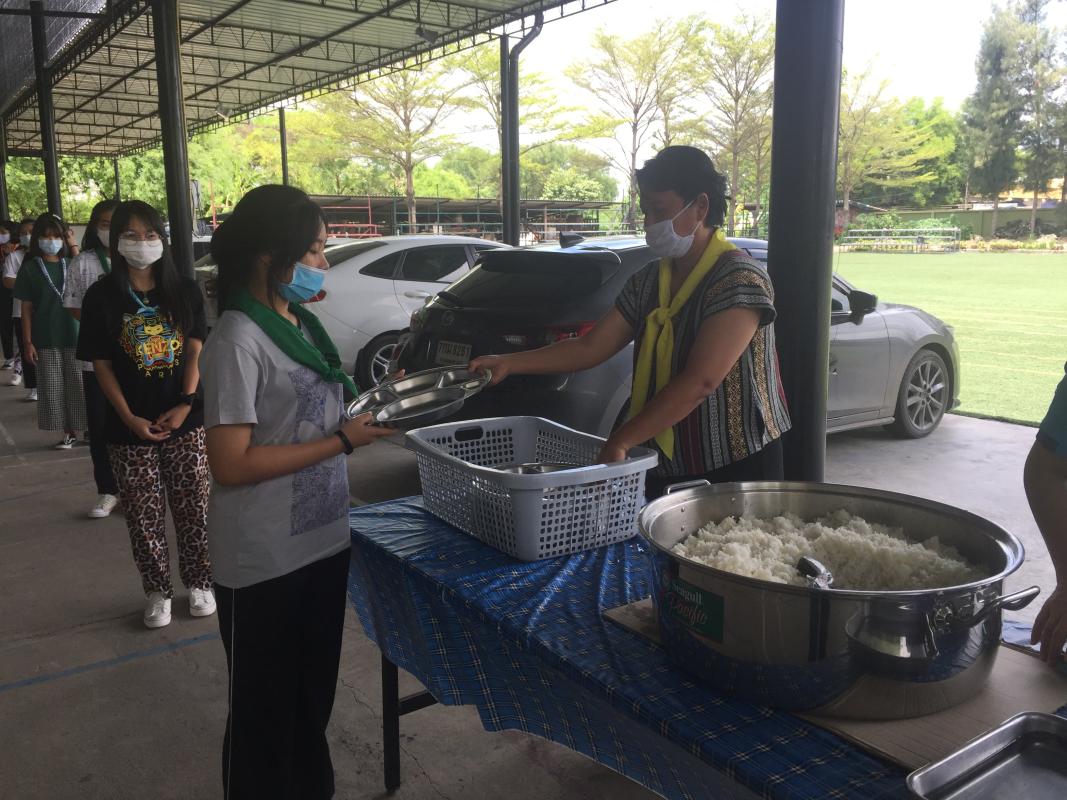ตักอาหารแจกจ่ายให้แก่นักเรียน