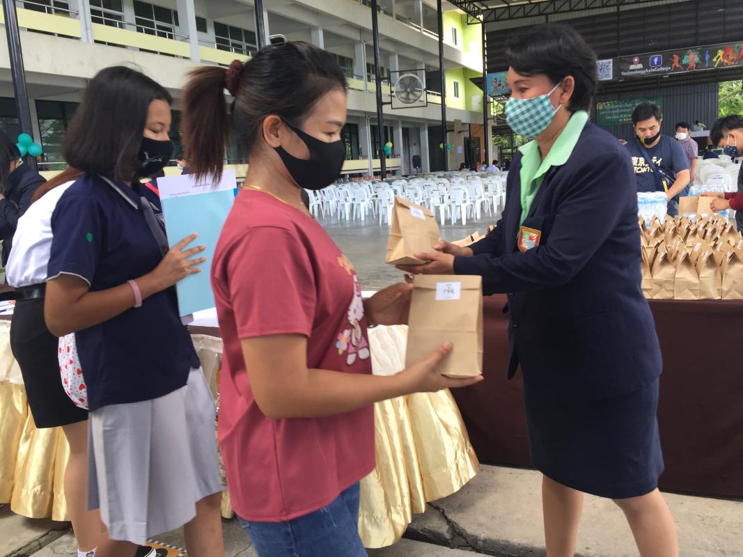 การบริการแก่นักเรียนและผู้ปกครอง