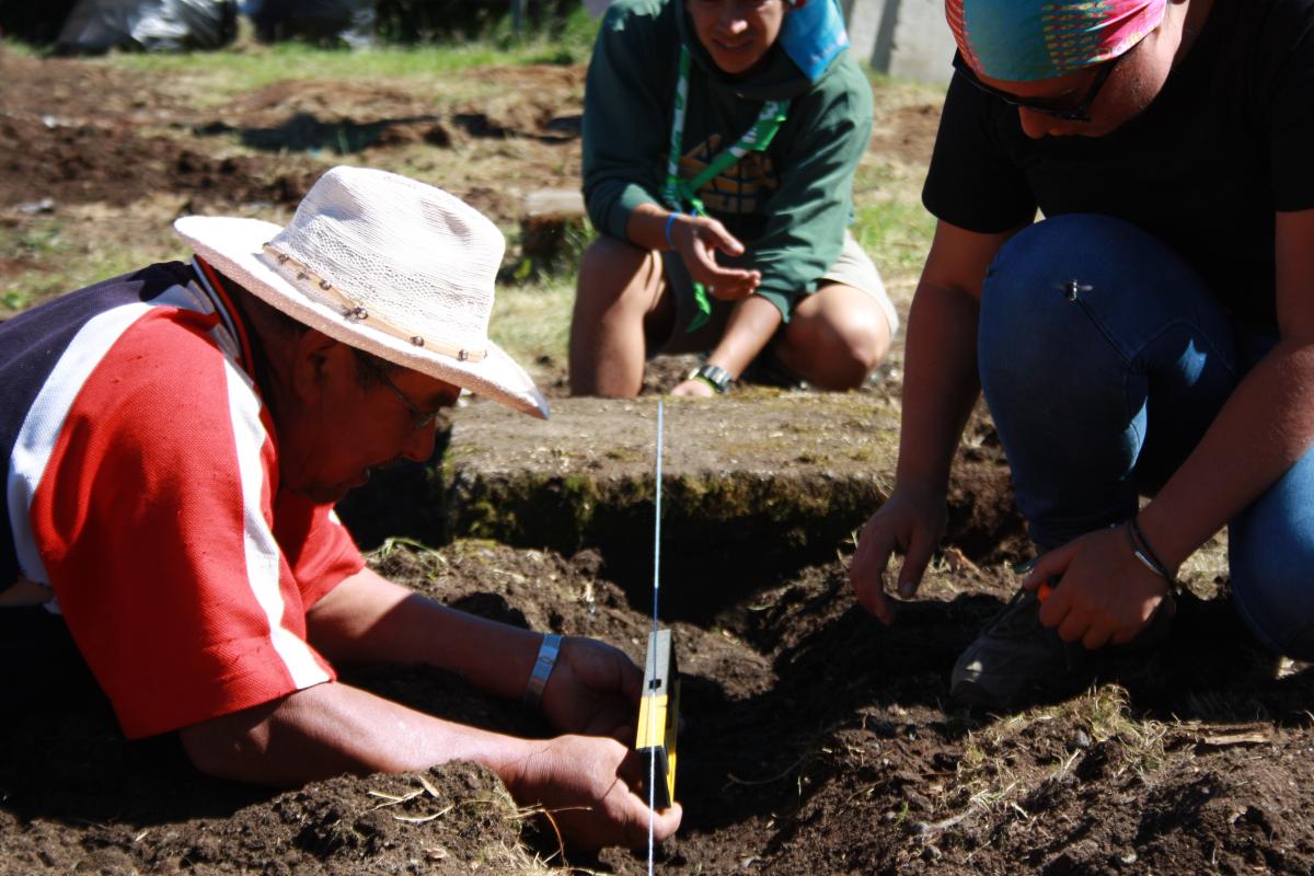Recuperación y reconstrucción de antigua estación ferroviaria en Butalcura como centro de actividad comunitaria y museo local.