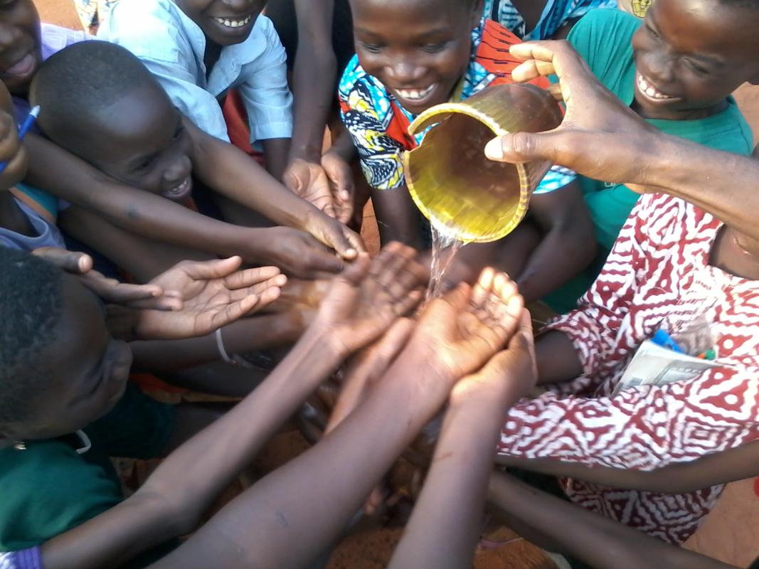 Initiation des élèves d'Akato-Viépé au Scoutisme