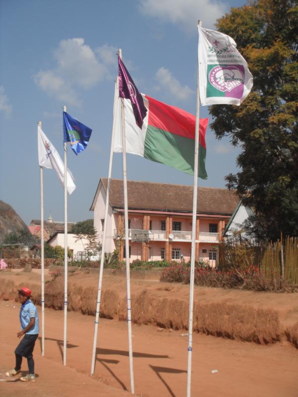 LE DRAPEAU DU PROJET "COEUR DE LA PAIX" A FLOTTE AVEC LES DRAPEAUX DE L'ASSOCIATION PENDANT LE CAMP JUBILE DU TILY ETO MADAGASIKARA
