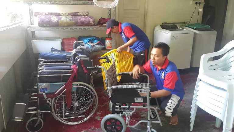 Sukarelawan bersama warga emas