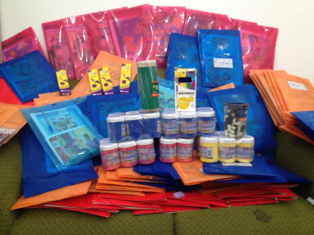 Arrecadação de material escolar para projeto social "Happy Hearts Project" em comunidade.