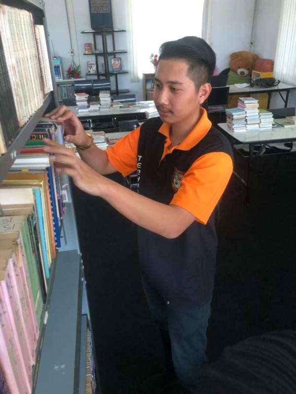 จิตอาสาเก็บของห้องสมุด
