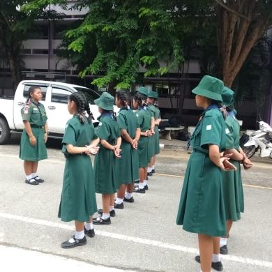 การฝึกให้สัญญาณมือบบสากลโดยลูกเสือผู้นำสันติภาพ โรงเรียนท่าม่วงราฎร์บำรุง