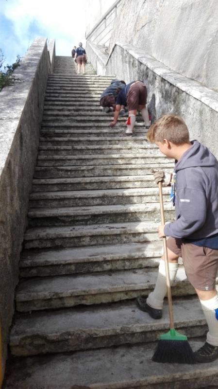 Cleaning monument stones