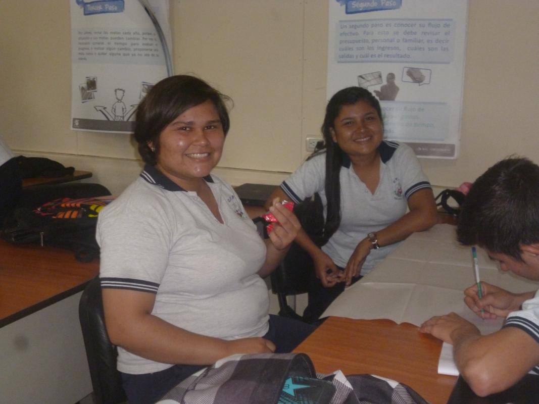 Estudiantes de la secundaria: CTP Nataniel Arias Murillo de Aguas Zarcas, de la especialidad de Banca y Finanzas,   reciben programa del proyecto Anti - Bullying el Otro Cielo.